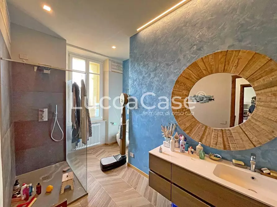 Immagine 21 di Villa in vendita  a Lucca