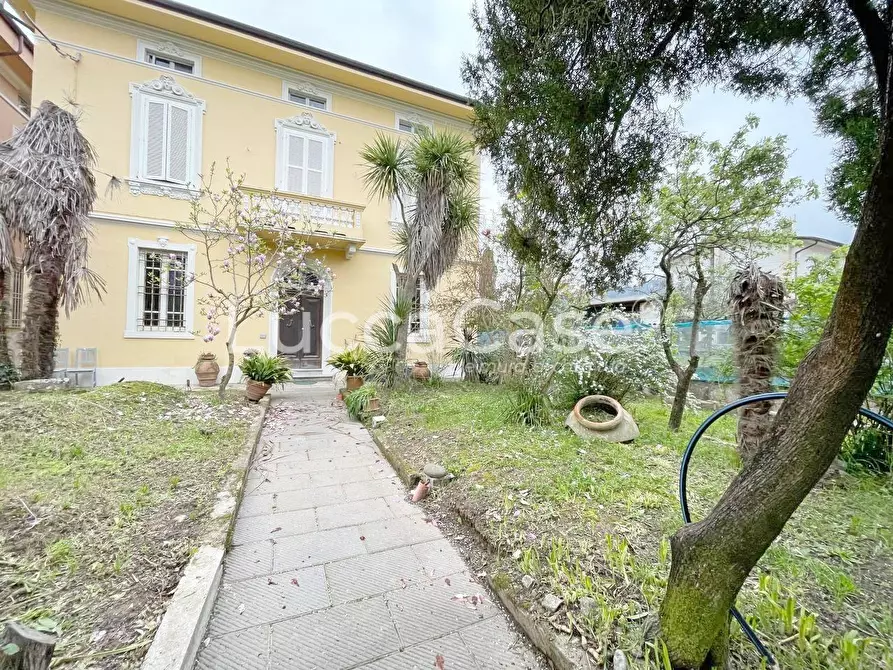 Immagine 49 di Villa in vendita  a Lucca
