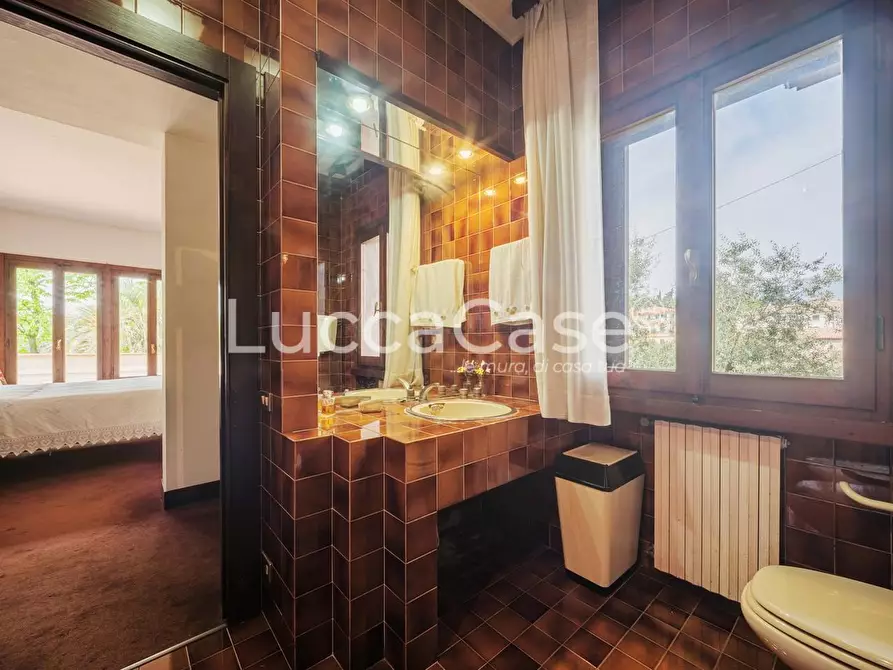 Immagine 28 di Villa in vendita  a Capannori