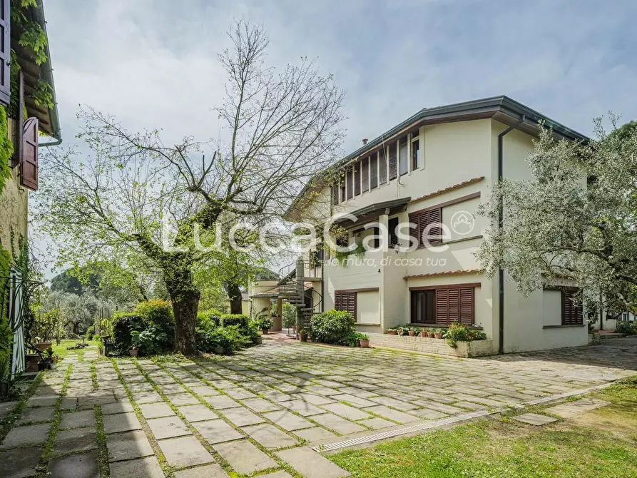 Immagine 46 di Villa in vendita  a Capannori