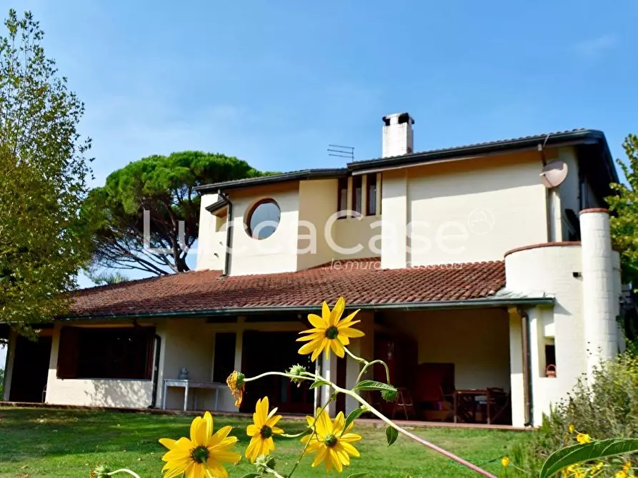 Immagine 12 di Villa in vendita  a Capannori