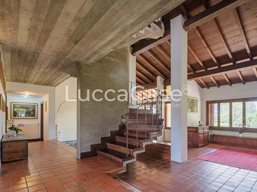 Immagine 10 di Villa in vendita  a Capannori