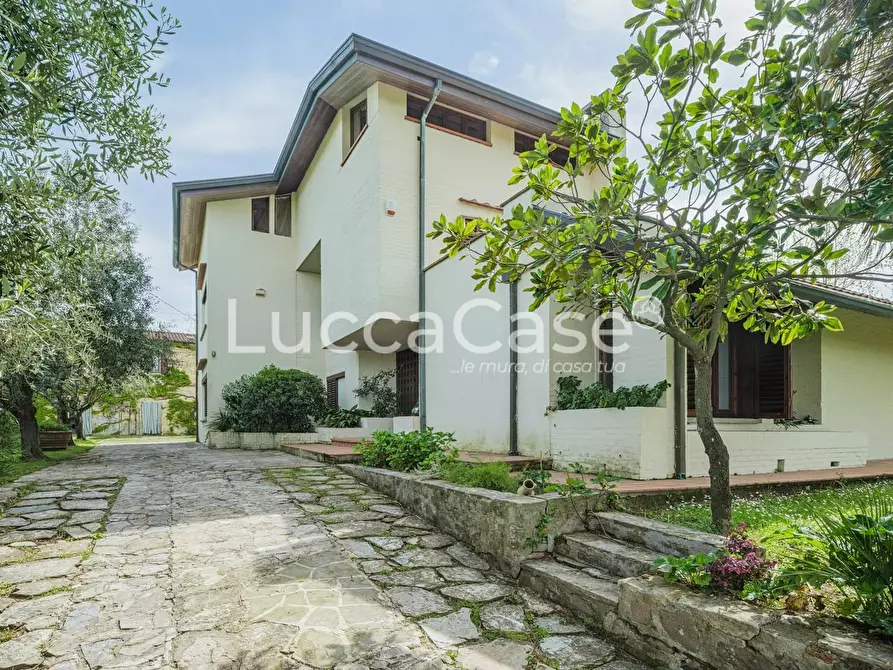 Immagine 32 di Villa in vendita  a Capannori