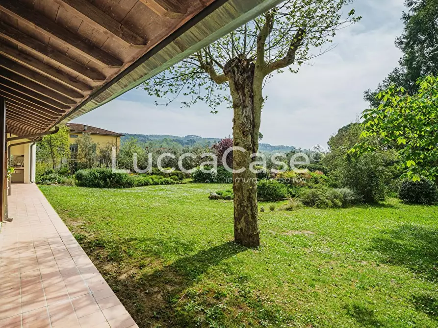 Immagine 36 di Villa in vendita  a Capannori