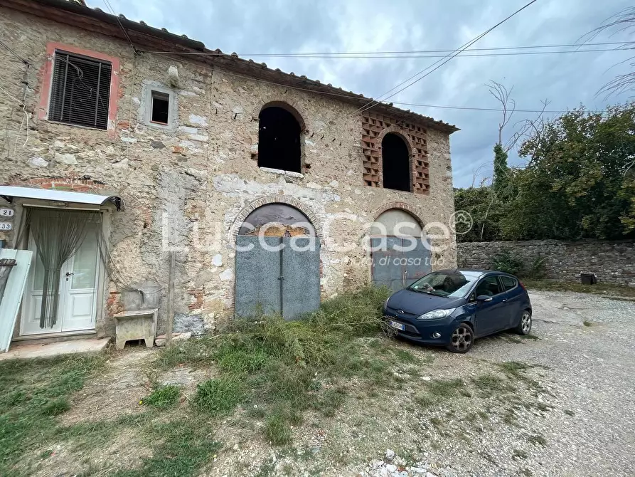Immagine 2 di Rustico / casale in vendita  a Lucca