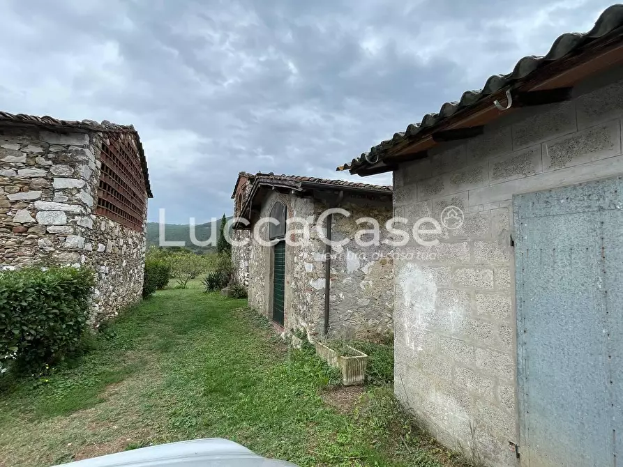 Immagine 15 di Rustico / casale in vendita  a Lucca