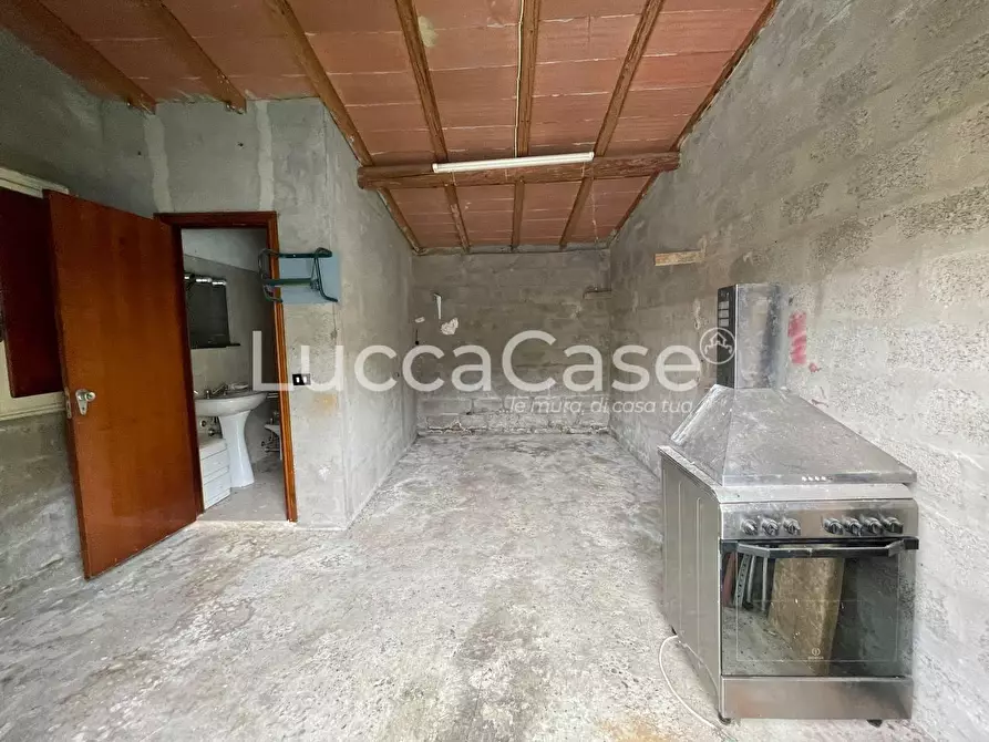 Immagine 11 di Rustico / casale in vendita  a Lucca