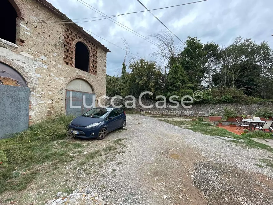 Immagine 3 di Rustico / casale in vendita  a Lucca