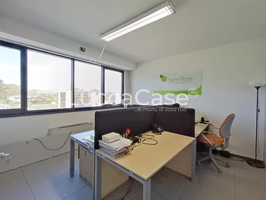 Immagine 11 di Ufficio in vendita  a Lucca