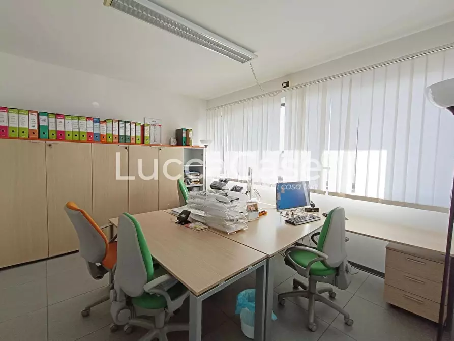 Immagine 6 di Ufficio in vendita  a Lucca