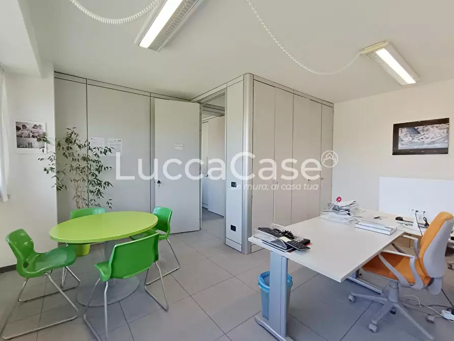 Immagine 2 di Ufficio in vendita  a Lucca