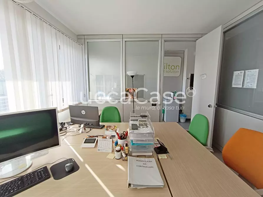 Immagine 10 di Ufficio in vendita  a Lucca