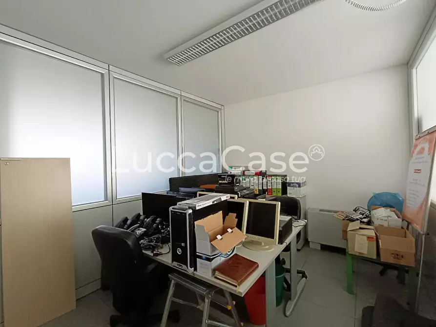 Immagine 9 di Ufficio in vendita  a Lucca