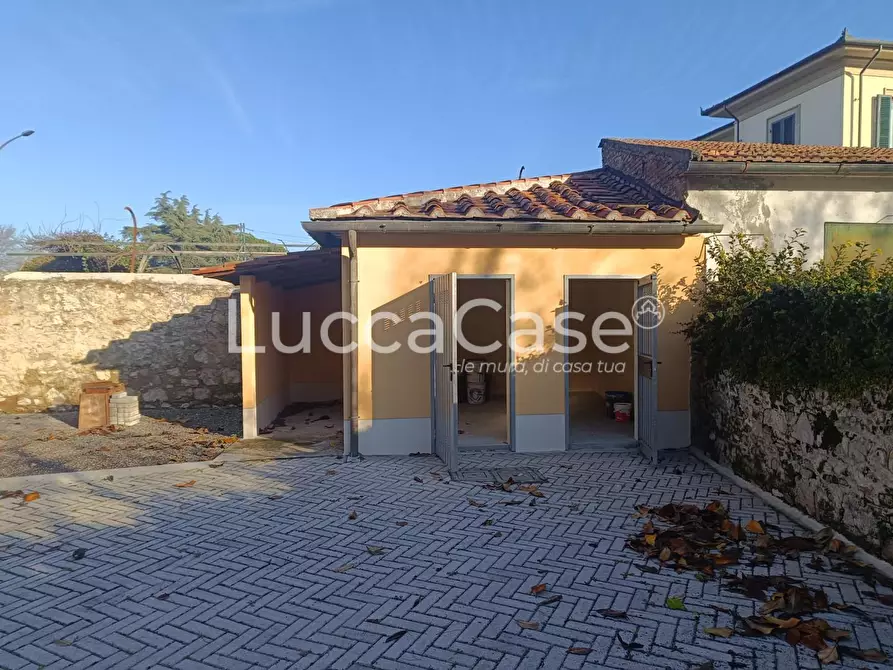 Immagine 8 di Ufficio in affitto  a Lucca