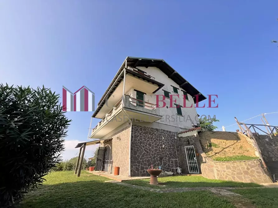 Immagine 1 di Villa in vendita  a Camaiore