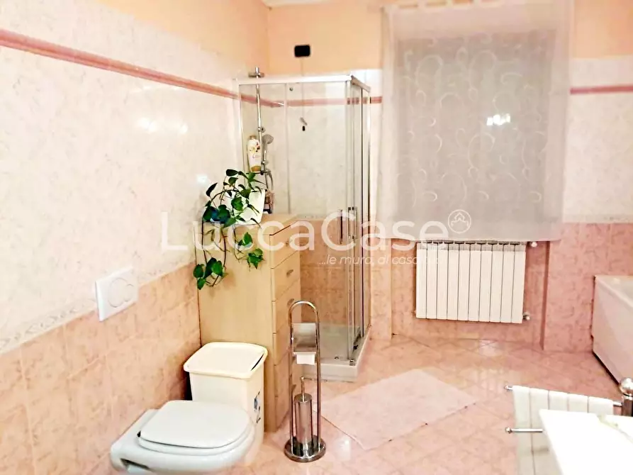 Immagine 12 di Villa in vendita  a Lucca