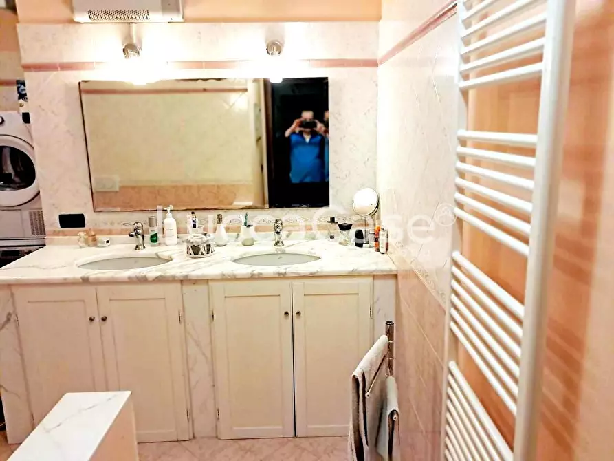 Immagine 11 di Villa in vendita  a Lucca