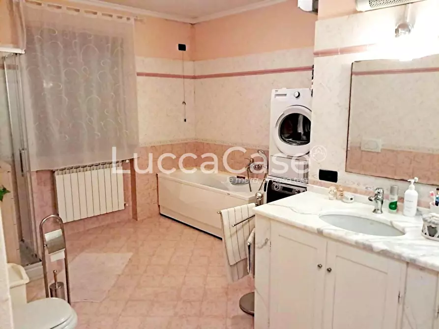 Immagine 14 di Villa in vendita  a Lucca