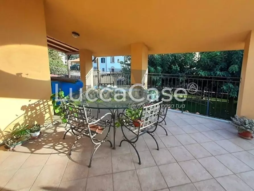 Immagine 1 di Villa in vendita  a Lucca