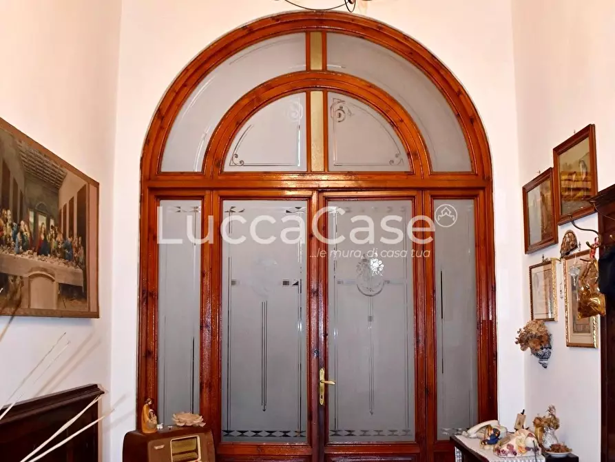 Immagine 2 di Villa in vendita  a Capannori