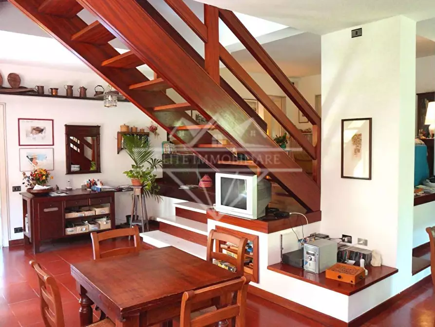 Immagine 10 di Villa in vendita  a Carrara