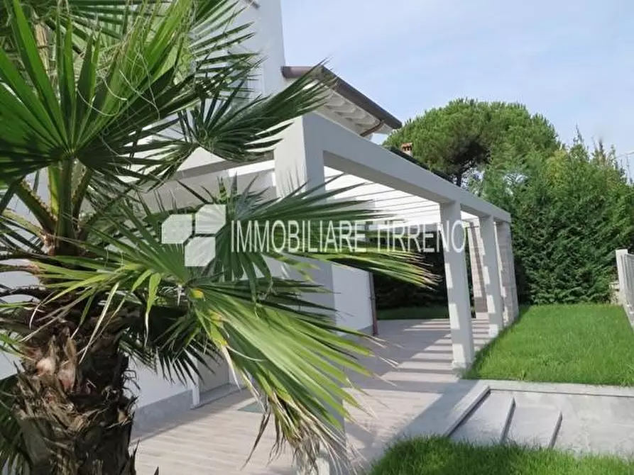 Immagine 3 di Villa in vendita  a Montignoso