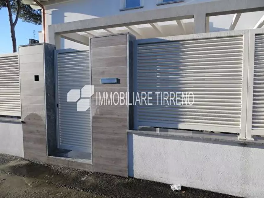 Immagine 5 di Villa in vendita  a Montignoso