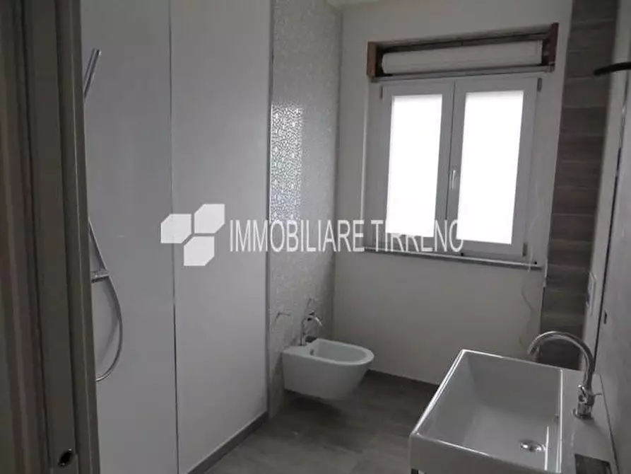 Immagine 10 di Villa in vendita  a Montignoso