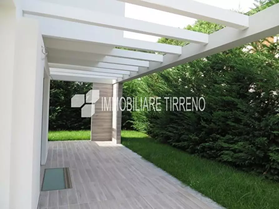 Immagine 6 di Villa in vendita  a Montignoso