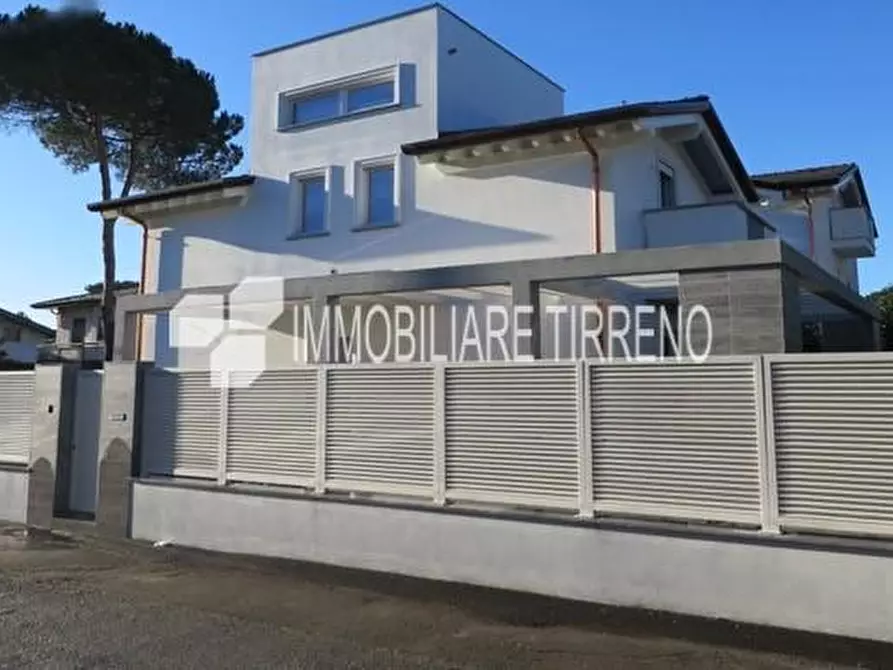 Immagine 1 di Villa in vendita  a Montignoso