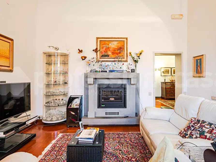 Immagine 11 di Villa in vendita  a Pisa