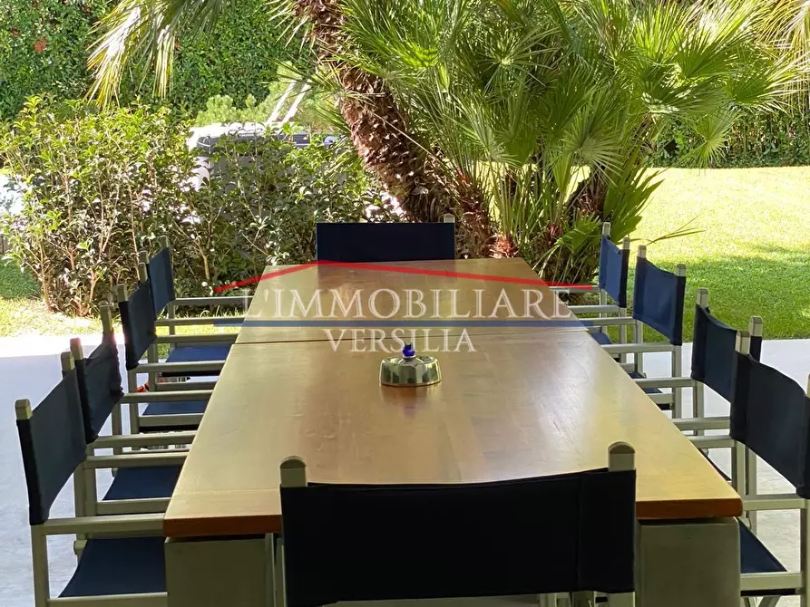 Immagine 5 di Villa in vendita  a Forte Dei Marmi
