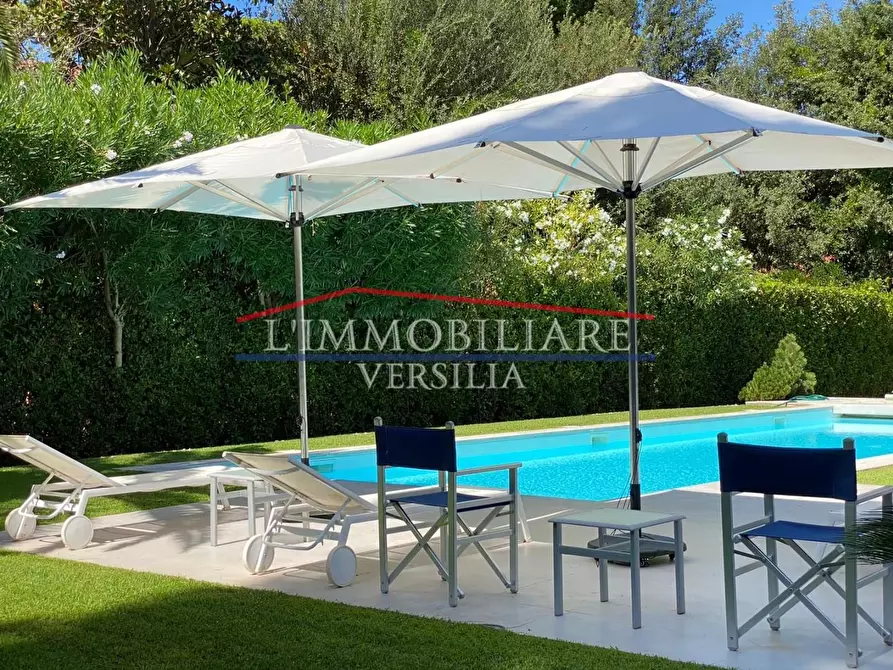 Immagine 2 di Villa in vendita  a Forte Dei Marmi
