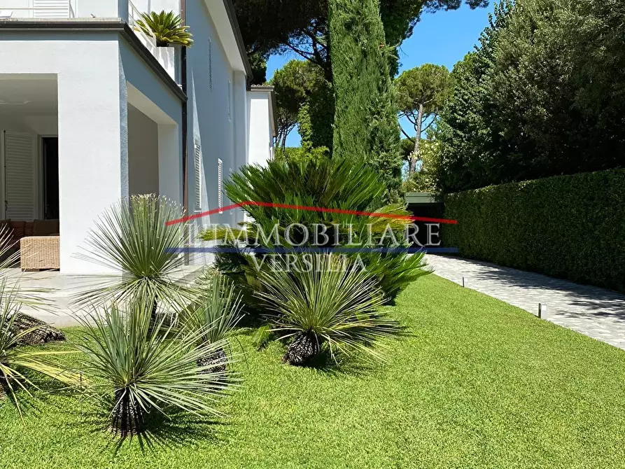 Immagine 3 di Villa in vendita  a Forte Dei Marmi