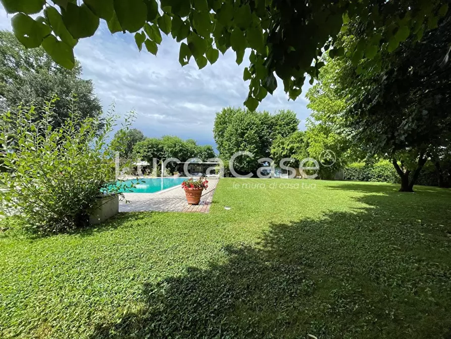 Immagine 2 di Villa in vendita  a Capannori