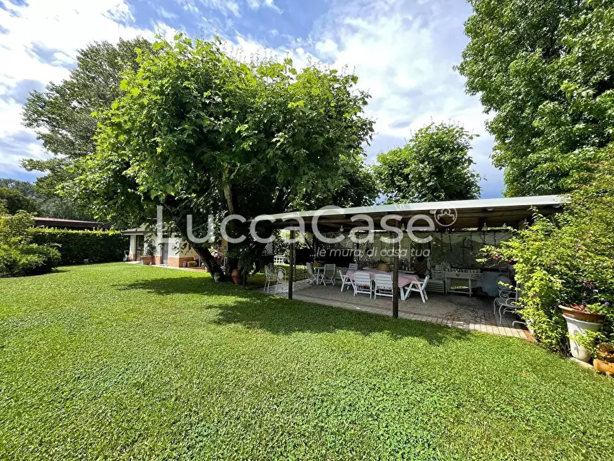 Immagine 5 di Villa in vendita  a Capannori