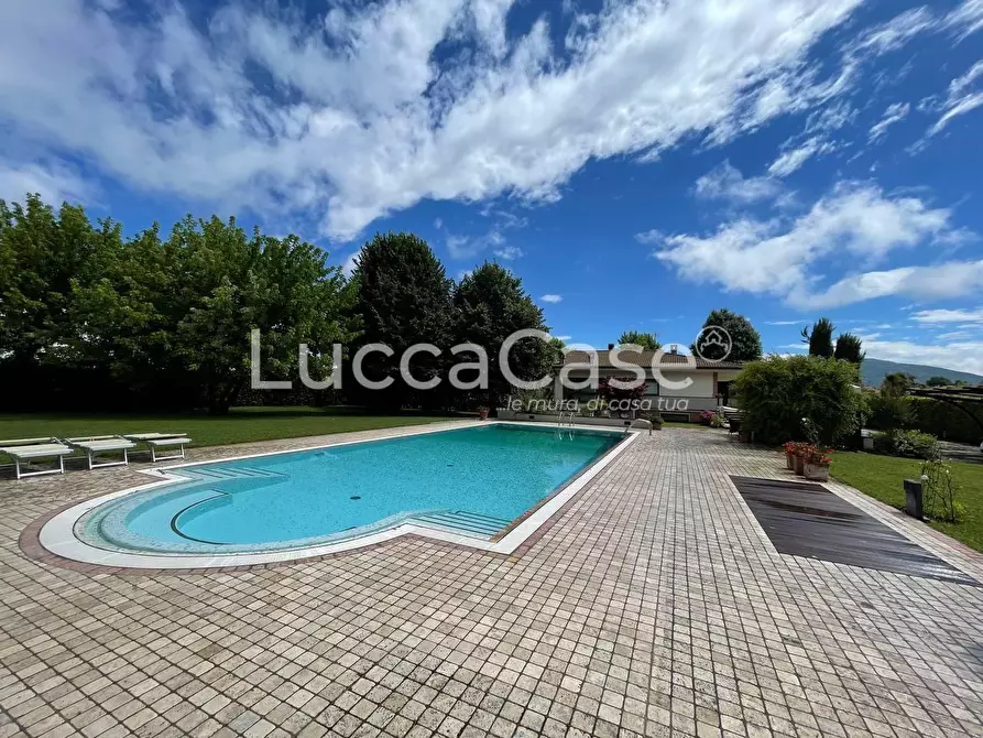 Immagine 7 di Villa in vendita  a Capannori