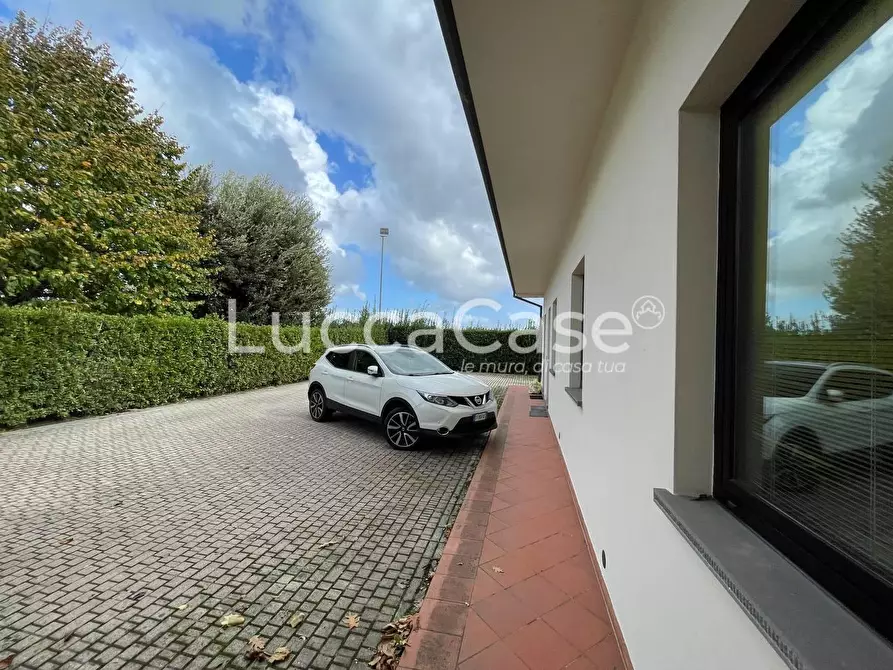 Immagine 35 di Villa in vendita  a Capannori