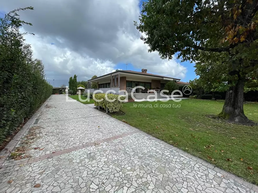Immagine 9 di Villa in vendita  a Capannori