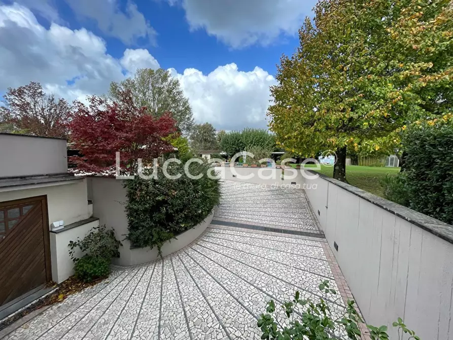 Immagine 37 di Villa in vendita  a Capannori