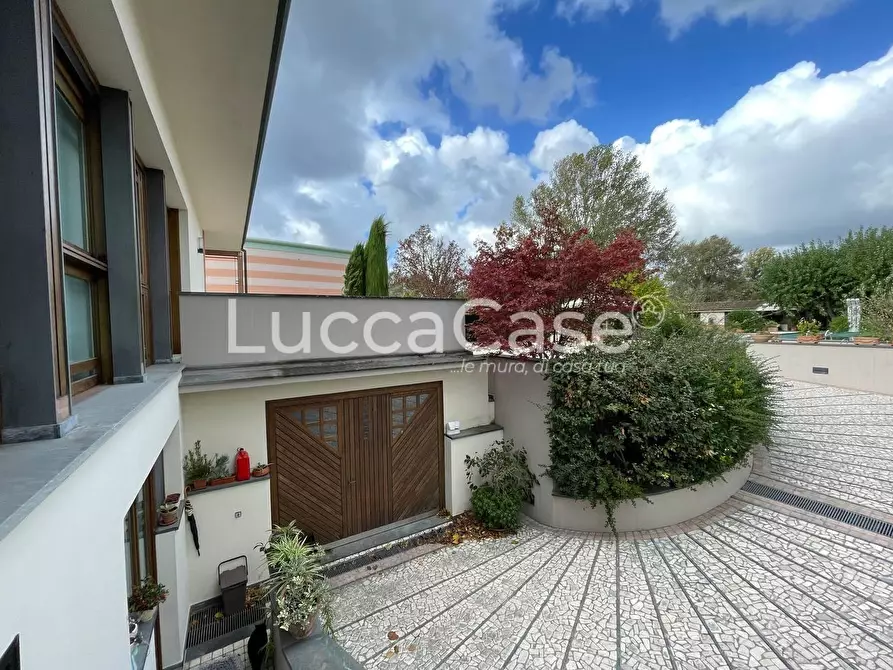 Immagine 36 di Villa in vendita  a Capannori