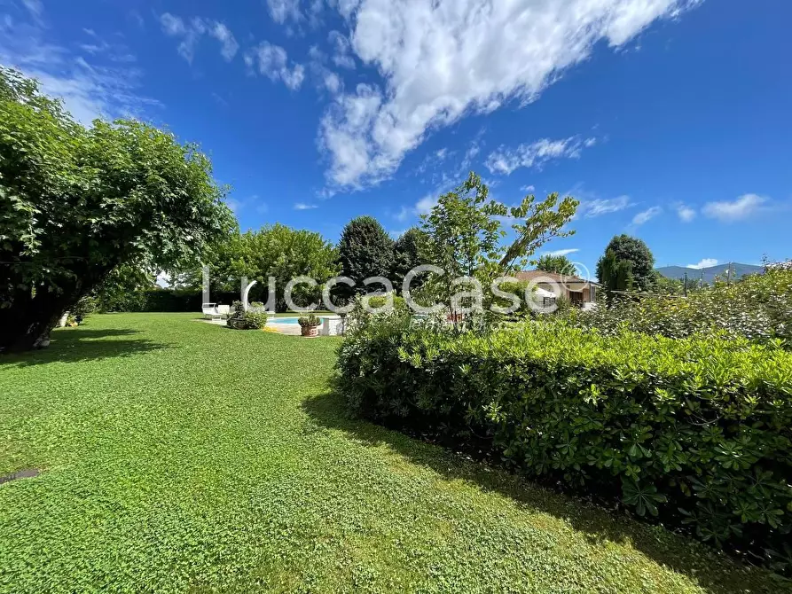 Immagine 41 di Villa in vendita  a Capannori