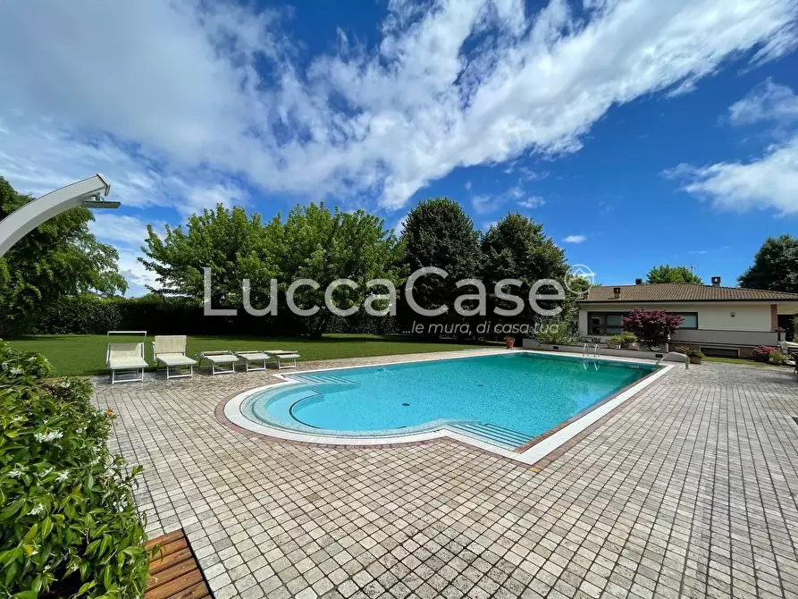 Immagine 3 di Villa in vendita  a Capannori