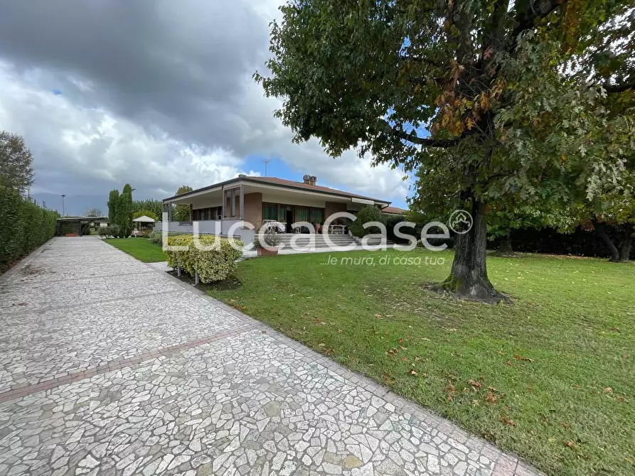 Immagine 6 di Villa in vendita  a Capannori