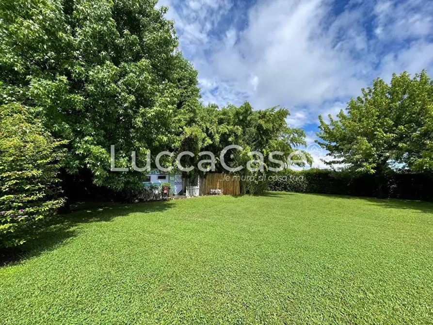 Immagine 42 di Villa in vendita  a Capannori