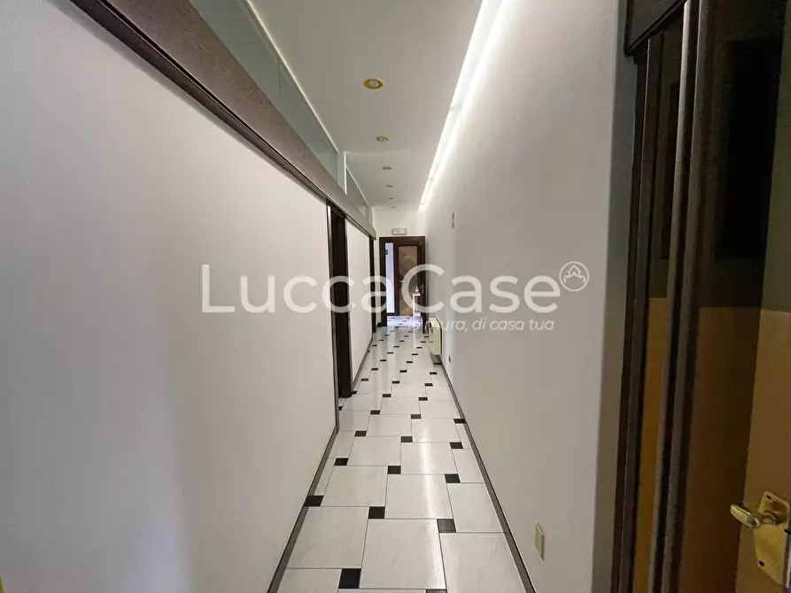 Immagine 38 di Villa in vendita  a Capannori