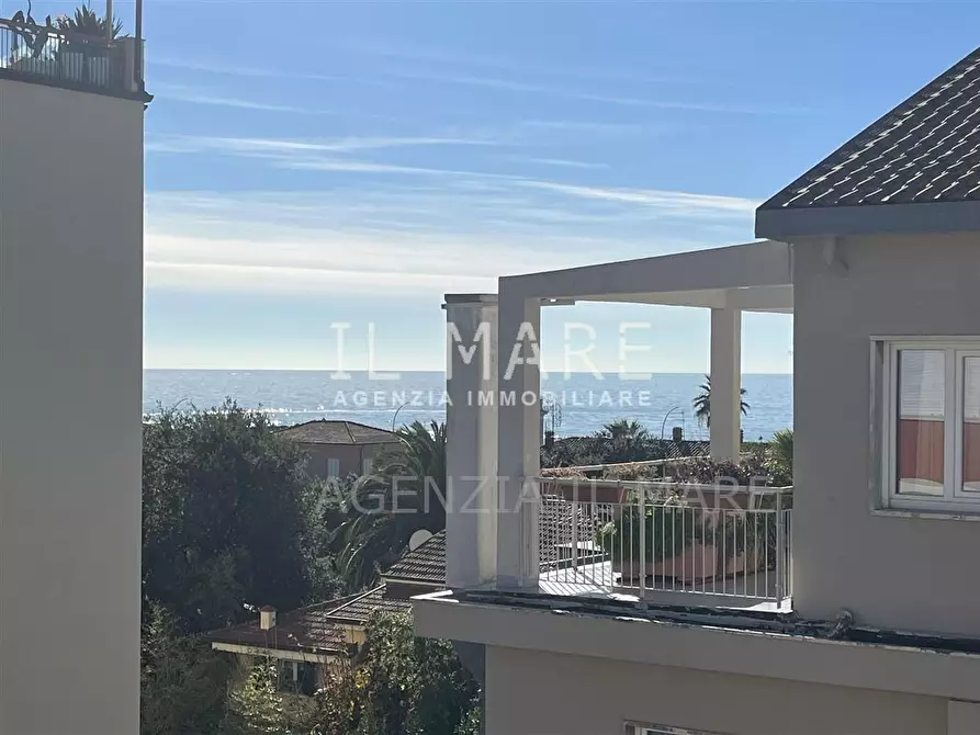 Immagine 5 di Mansarda in vendita  a Massa