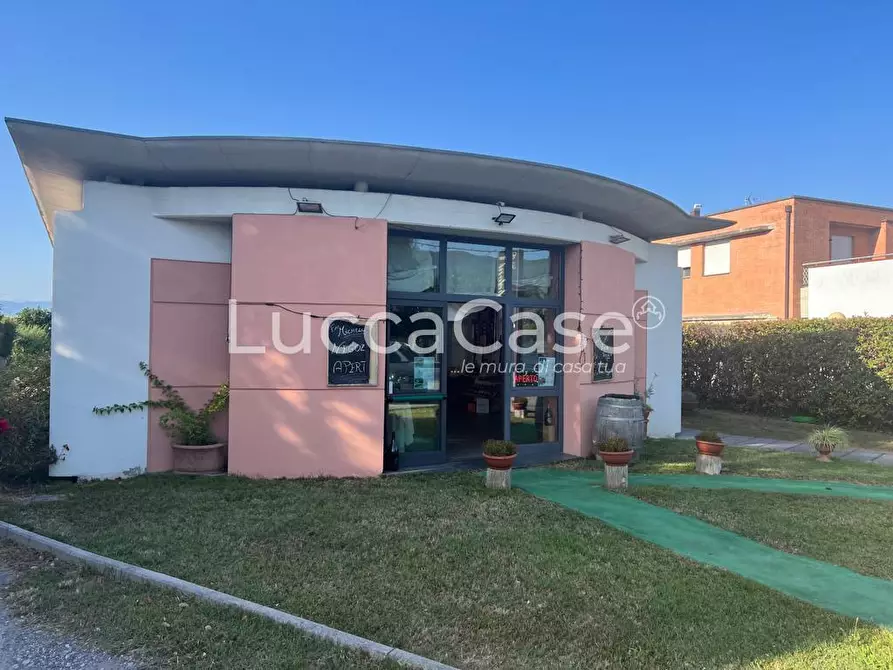 Immagine 16 di Locale commerciale in affitto  a Capannori