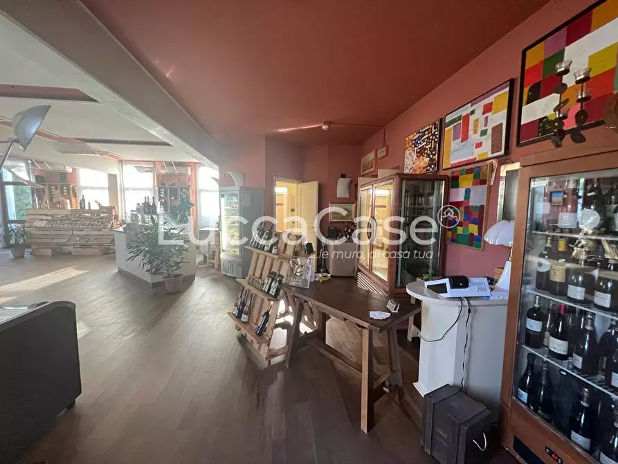 Immagine 14 di Locale commerciale in affitto  a Capannori