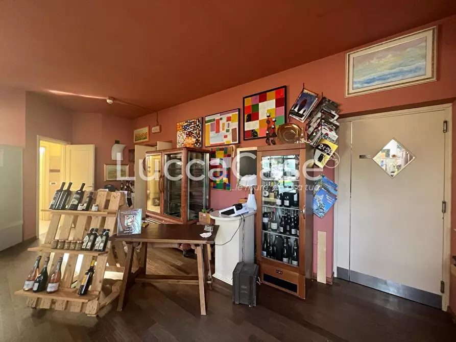 Immagine 13 di Locale commerciale in affitto  a Capannori
